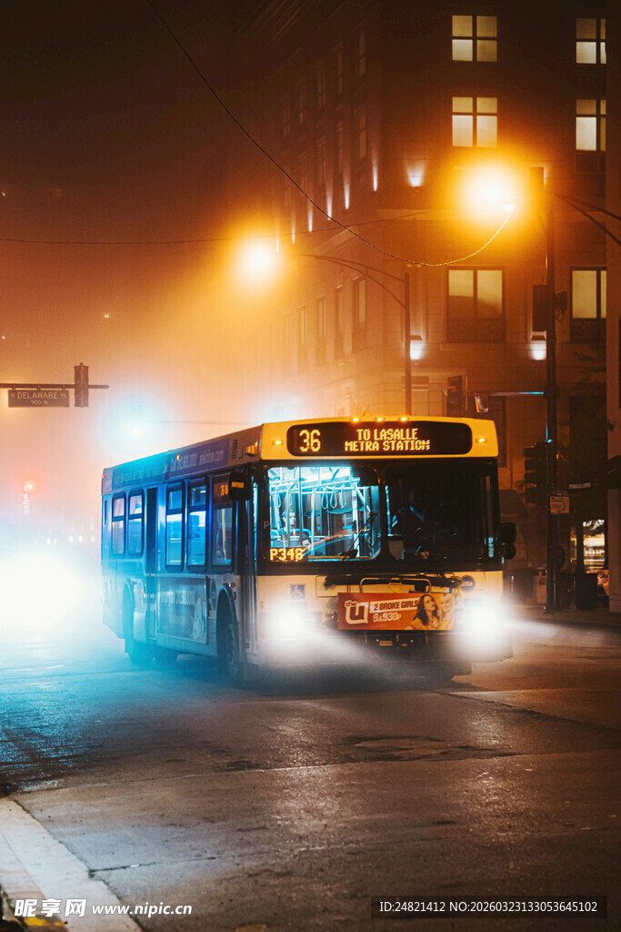 城市夜中行驶的亮灯公交车