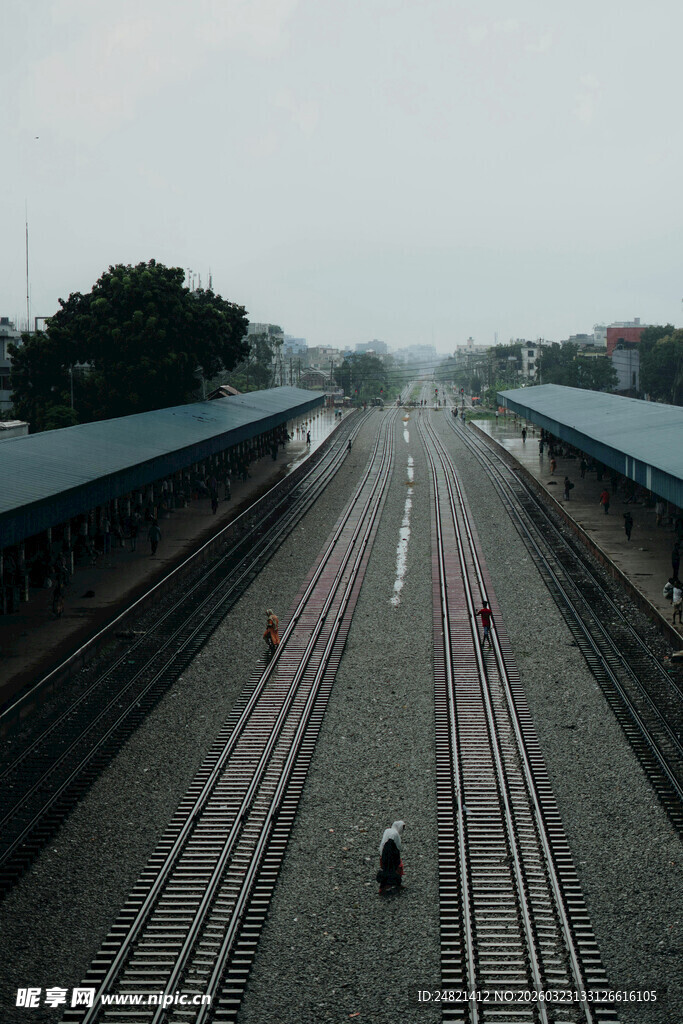 俯瞰空旷的铁路轨道