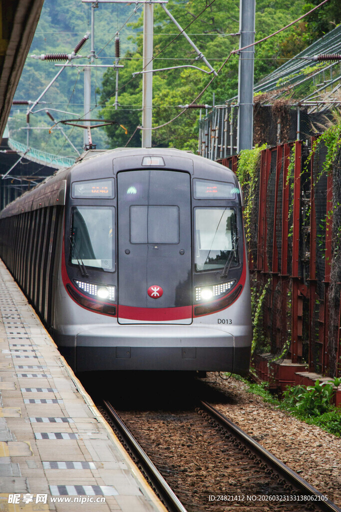 银色列车停靠在站台