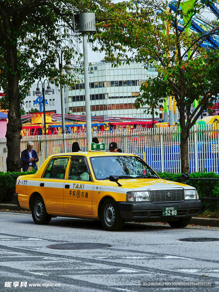 城市街道上的黄色出租车
