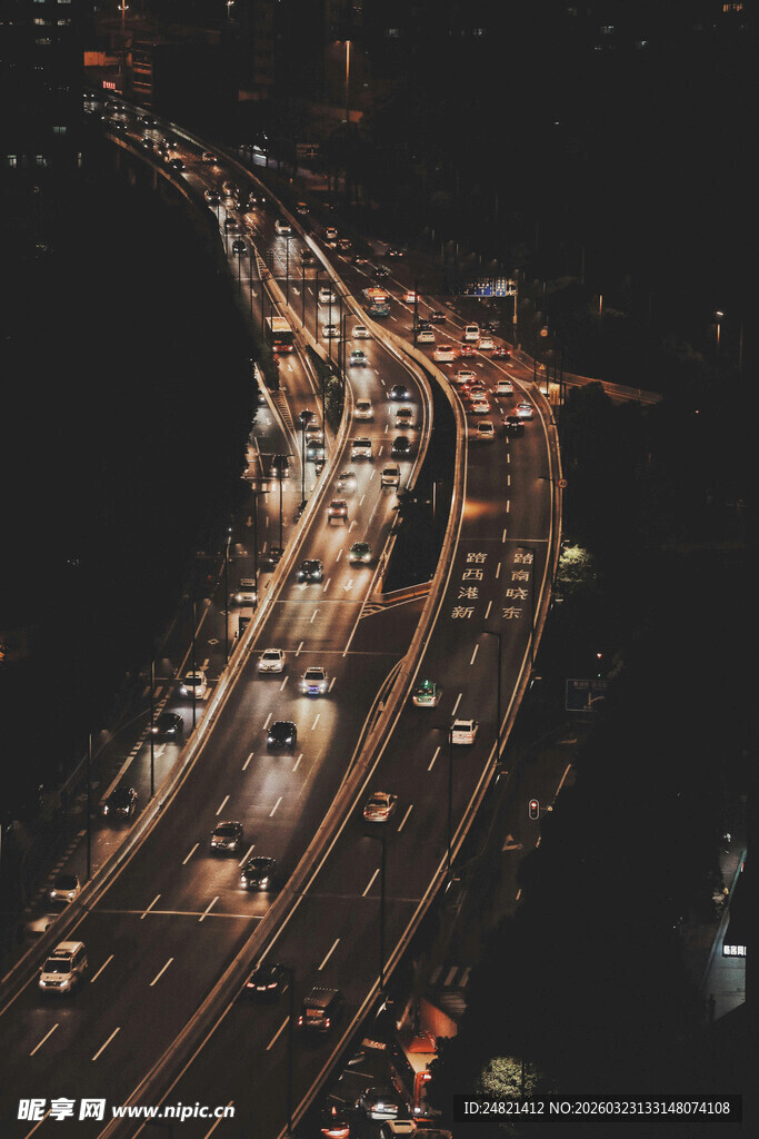 城市夜景中的繁忙高速公路