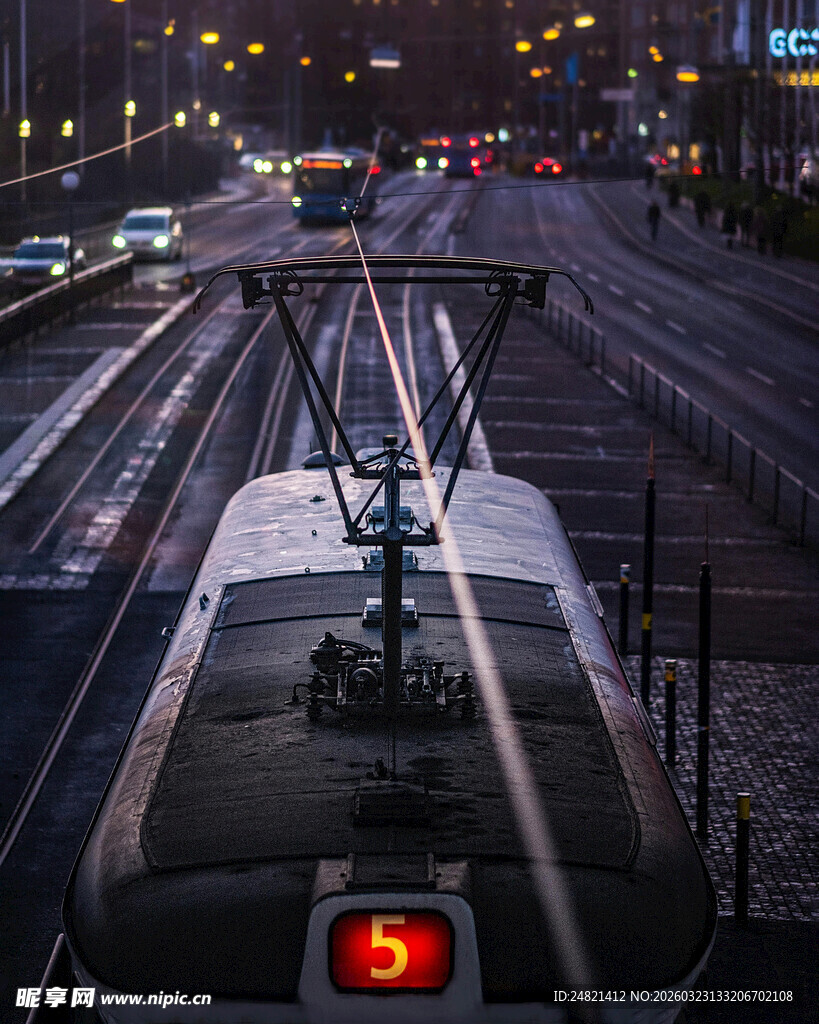 夜幕下的城市列车轨道