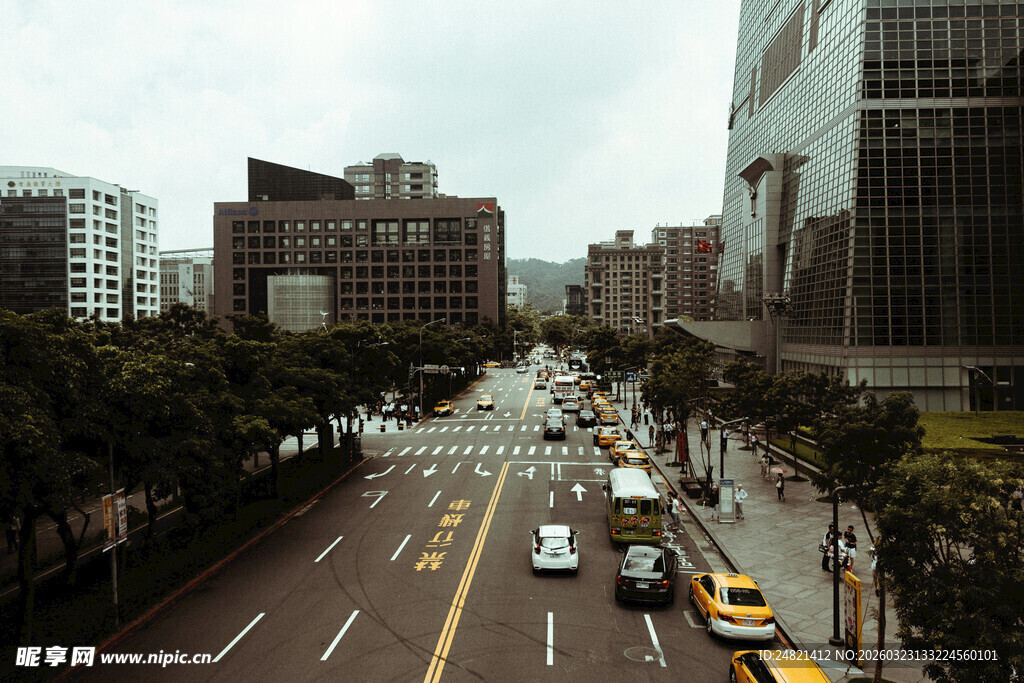 城市街道繁忙交通景象