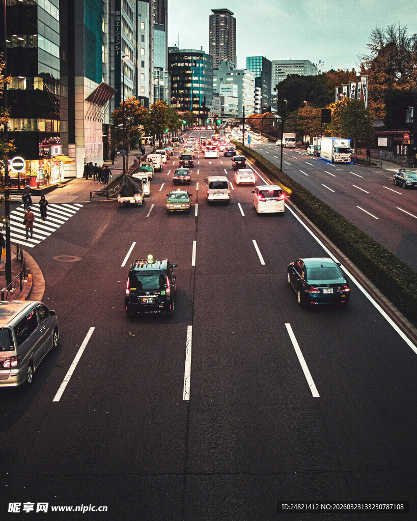 城市繁忙公路交通景象