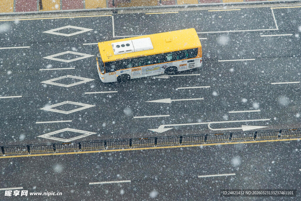 雪中行驶的黄色公交车