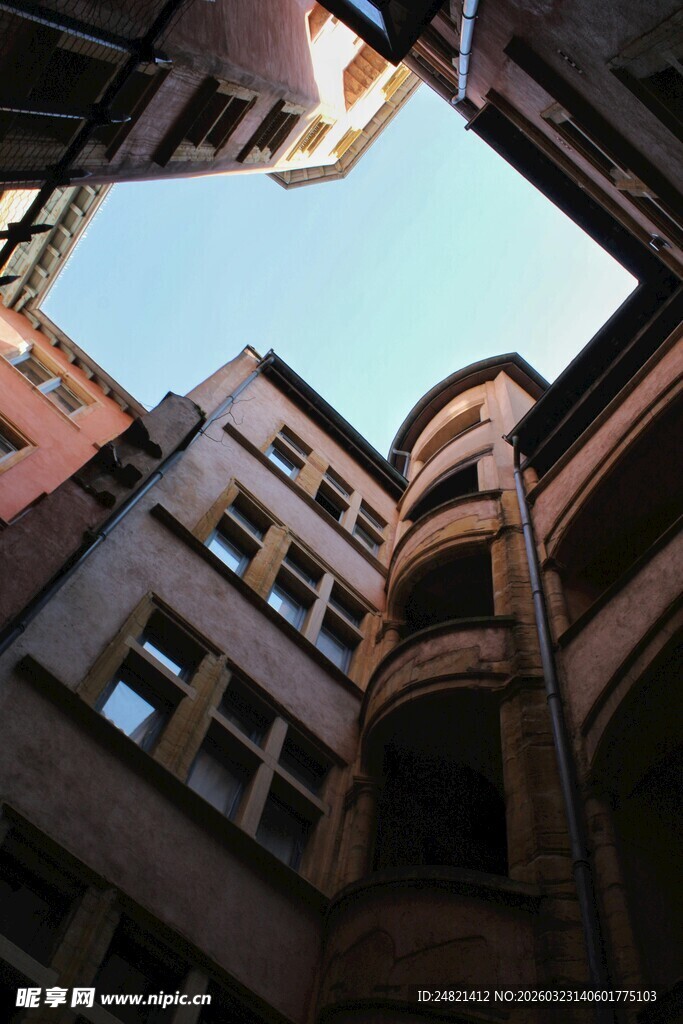 古老建筑内的天空景致