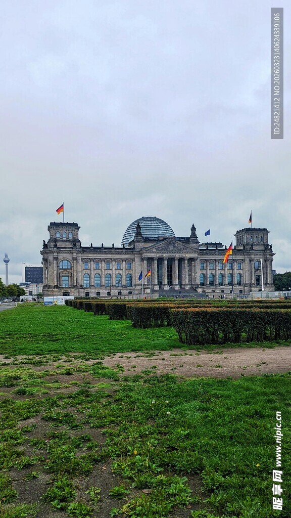柏林标志性建筑前的绿地