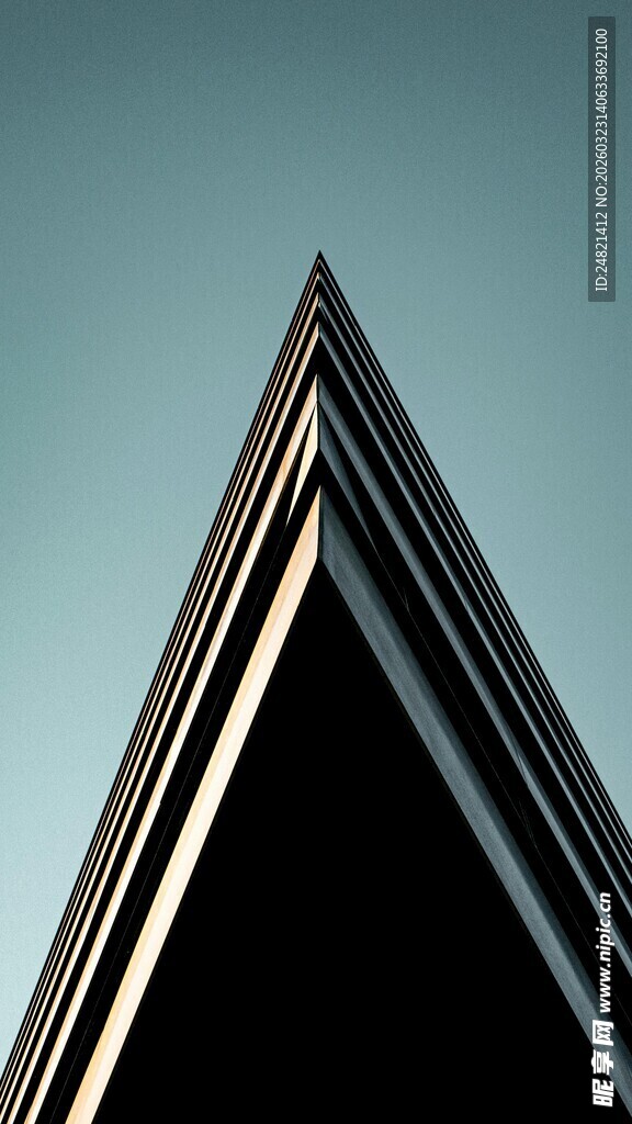 仰视下的几何建筑轮廓