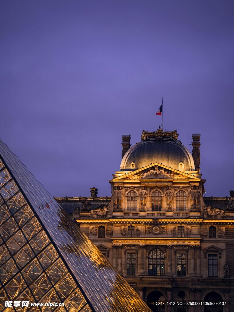 卢浮宫夜景与玻璃金字塔