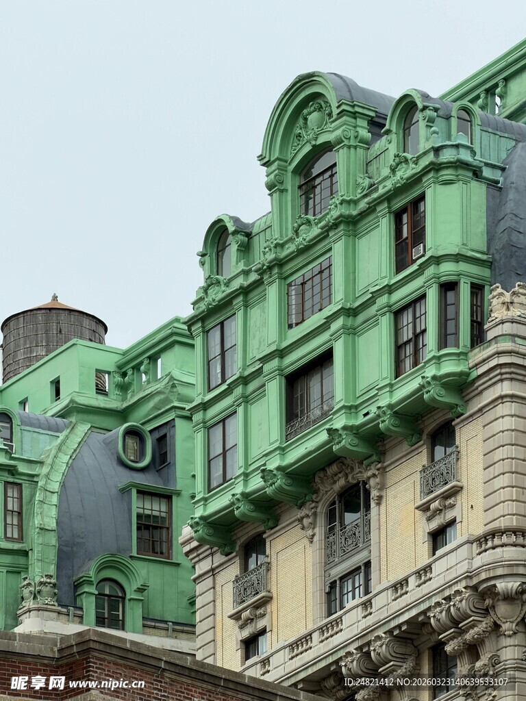 复古绿色建筑外观