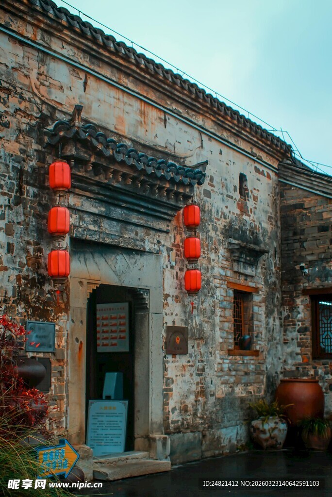 古旧民居挂红灯笼之景