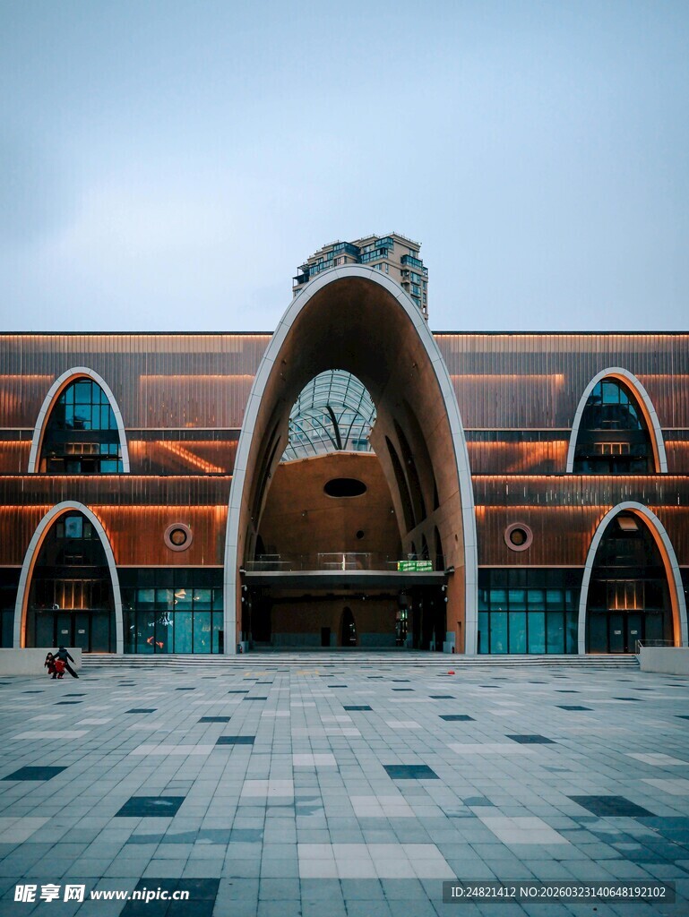 现代风格拱形建筑外观