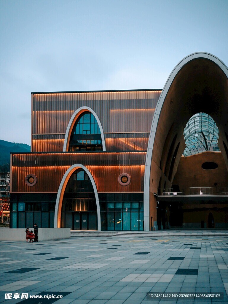 现代风格弧形建筑外观