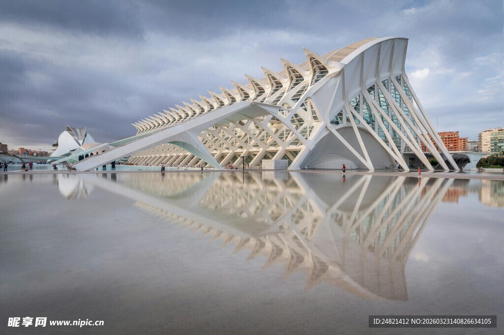 现代建筑的水中倒影奇观