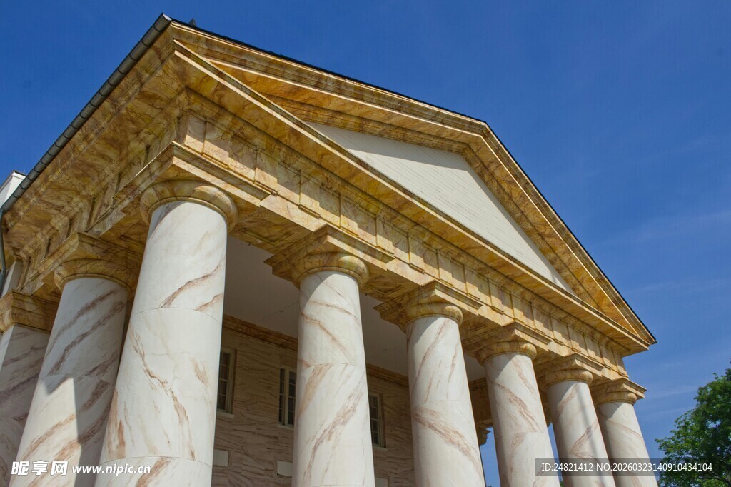 古典风格柱式建筑外观