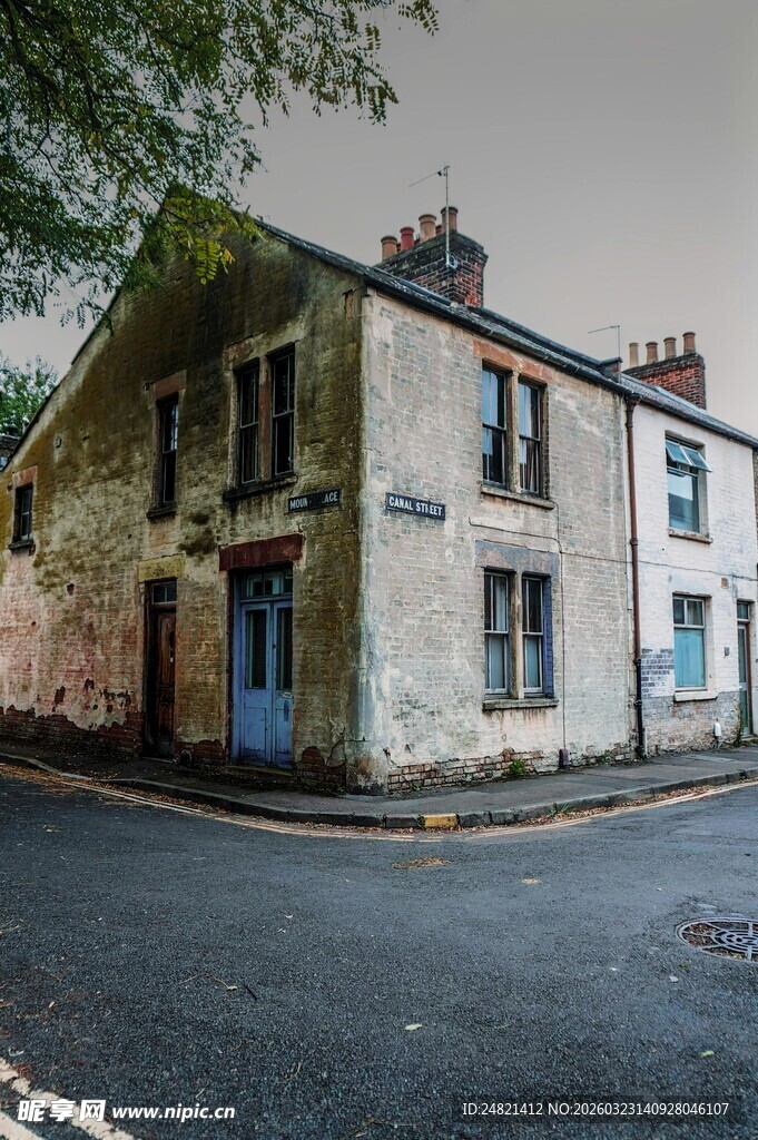 老旧街角的两层砖石房屋