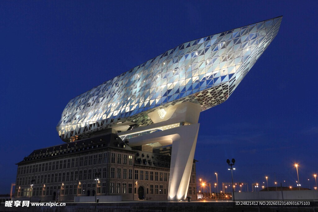 夜晚独特造型的城市建筑