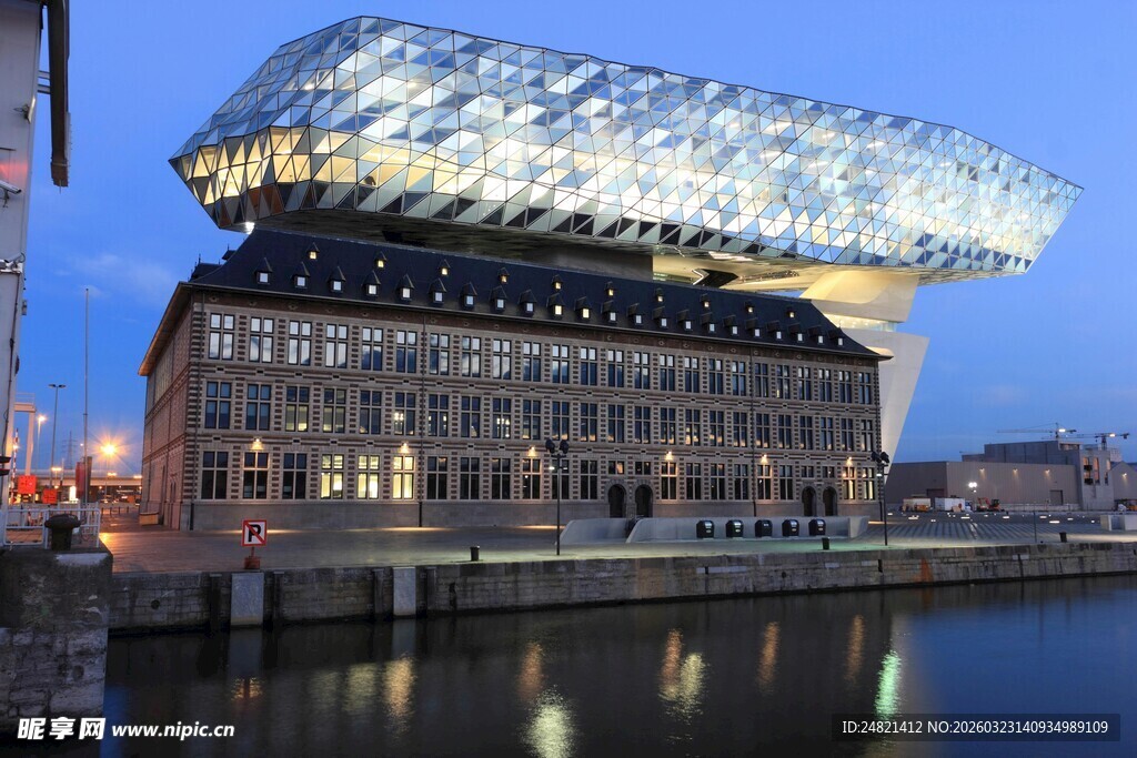 河畔新旧结合的独特建筑