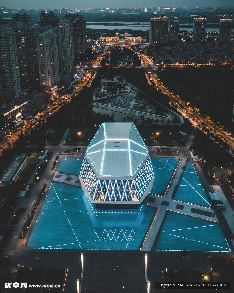 城市中璀璨灯光下的体育场