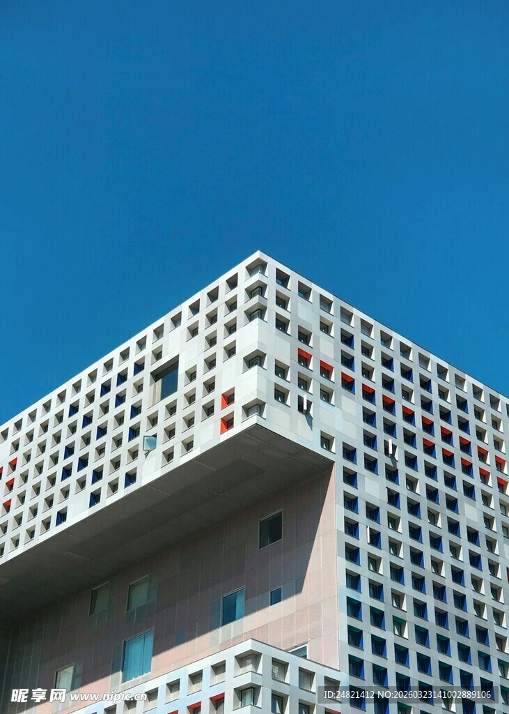 现代镂空建筑外观特写