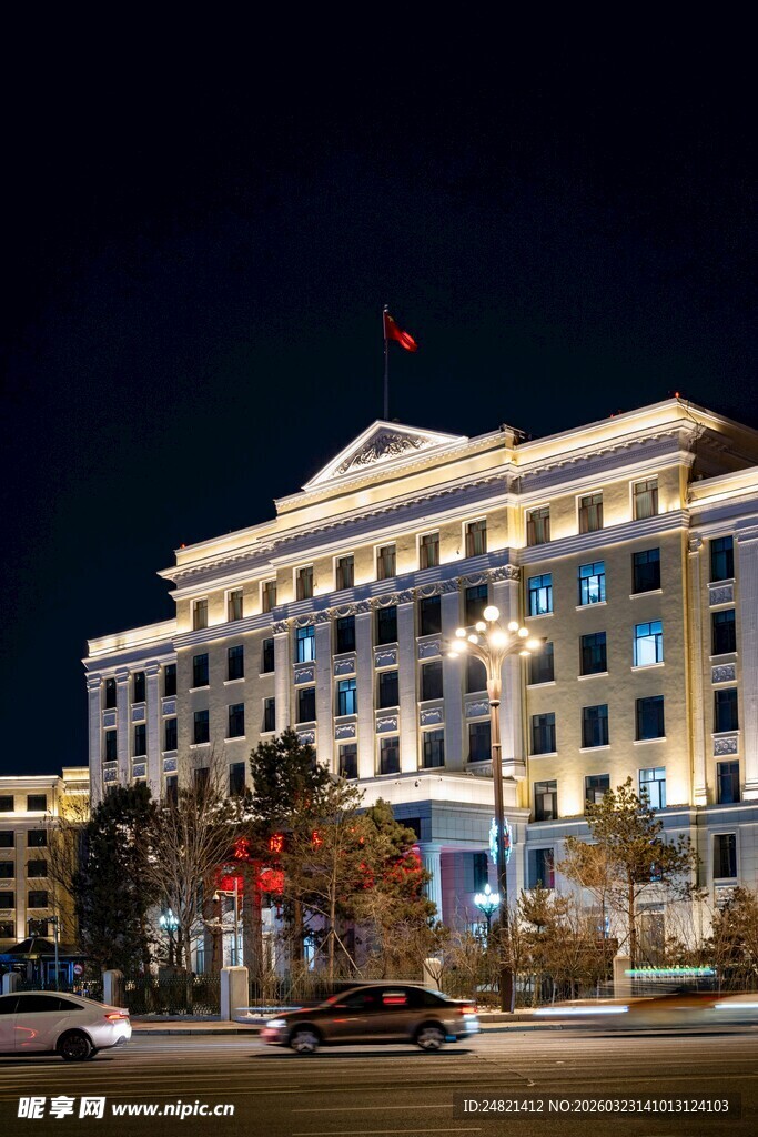 夜晚灯火辉煌的宏伟建筑