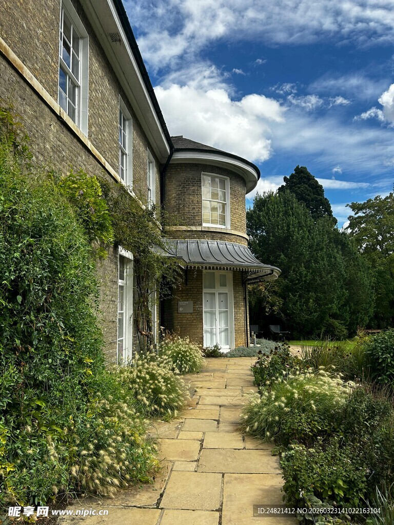 英式庭院中的优雅住宅