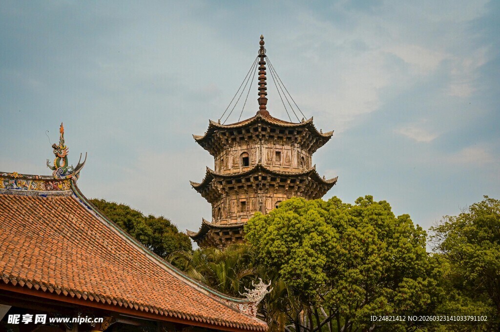 古寺塔楼映于绿树蓝天