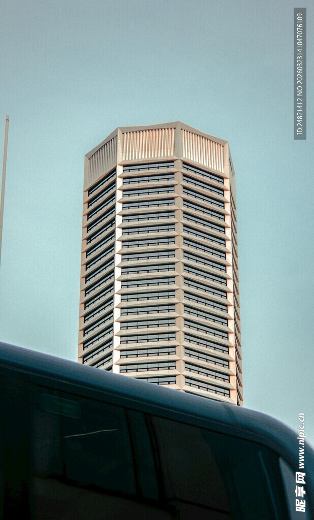 城市中高耸的现代办公大楼