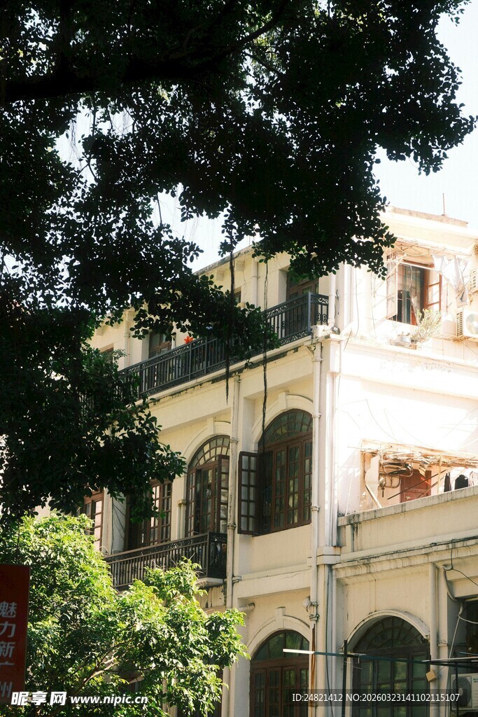 欧式建筑隐于葱郁绿树间
