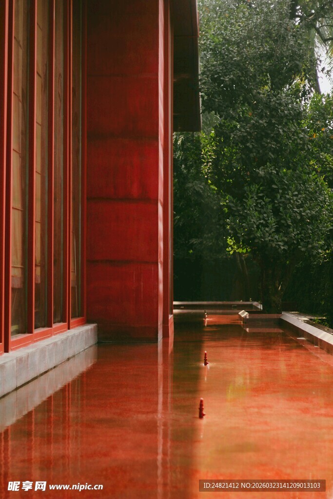 红色建筑旁的积水景观