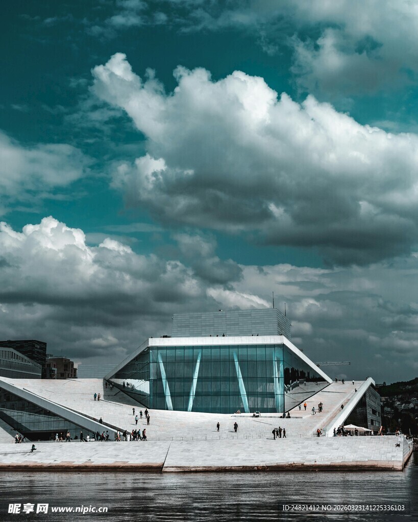 豪华游艇停泊于蓝天白云下