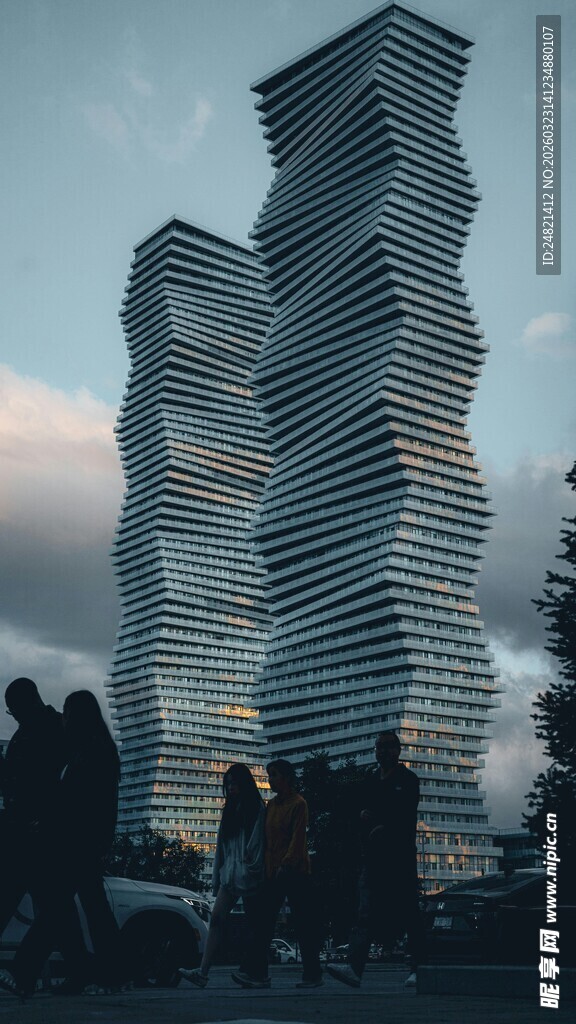 扭曲造型的现代摩天大楼