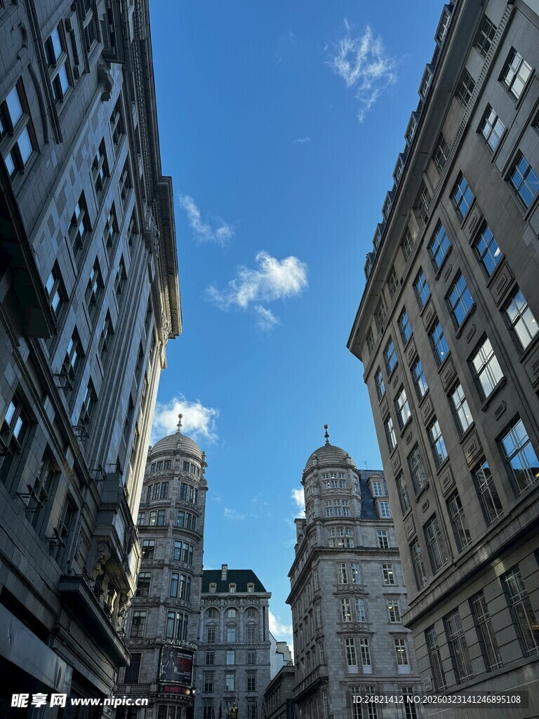 城市街道间的宏伟建筑景观