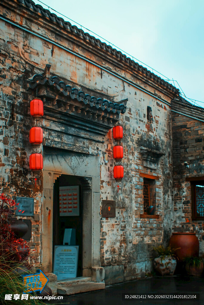 古宅门前红灯笼装点