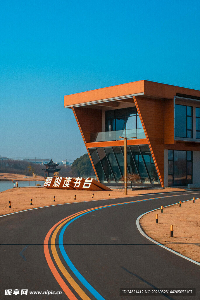 公路旁的现代风格建筑