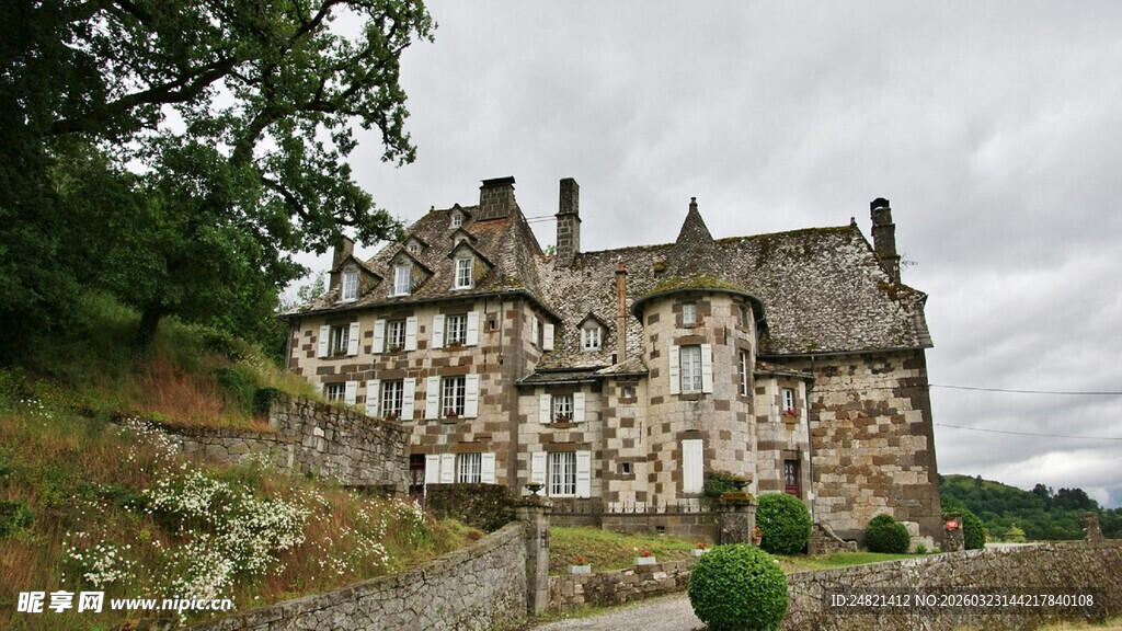 古老英式城堡坐落在山坡