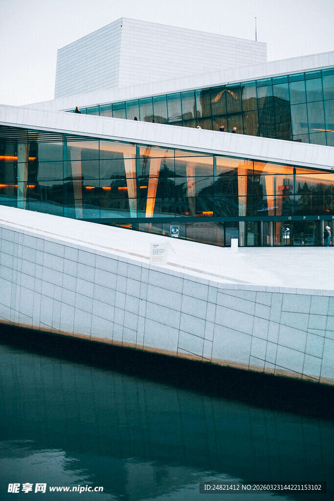 现代水边建筑外观美景