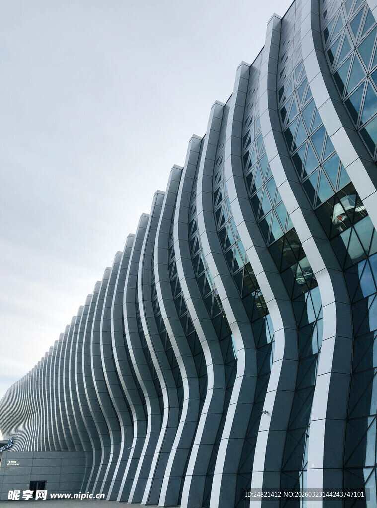 现代流线型建筑外观展示