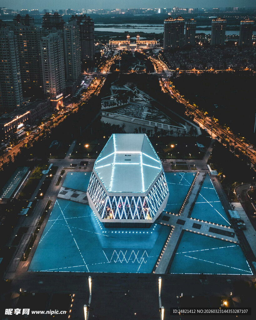 城市夜景中的独特建筑
