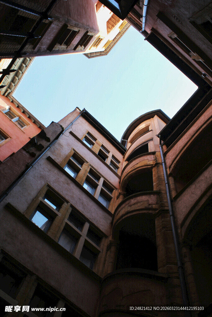 古老建筑内的天空景致