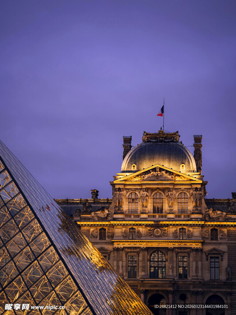 卢浮宫夜景与玻璃金字塔