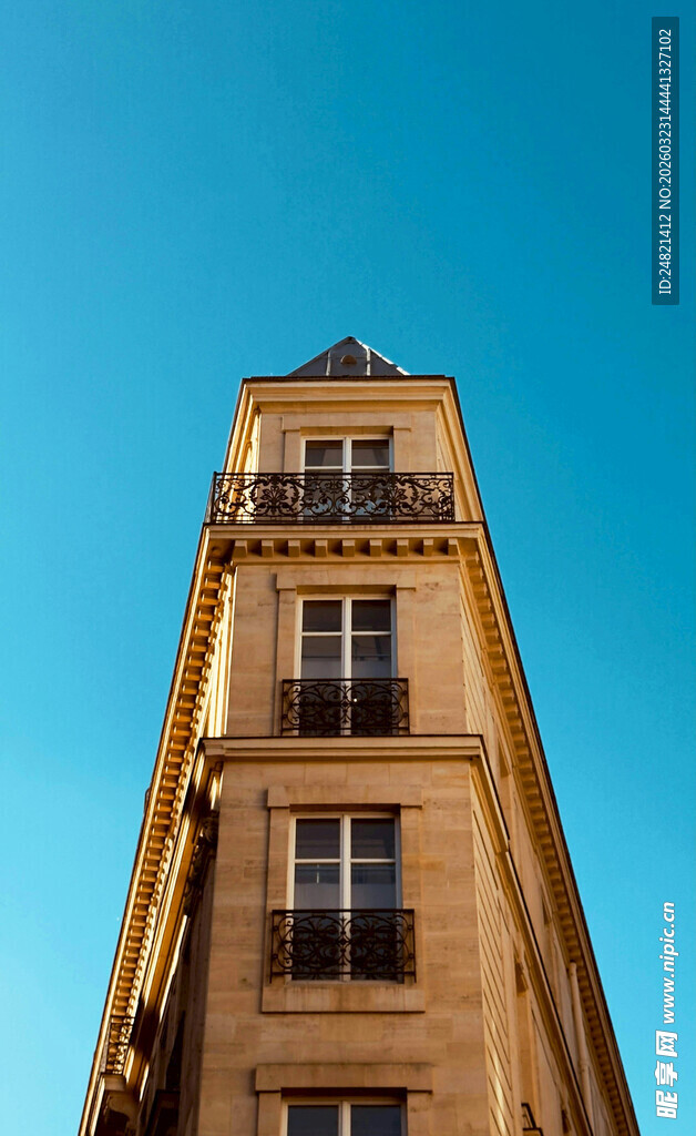 古典风格多层建筑外观