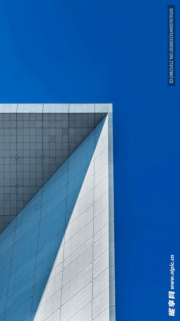 蓝天下的建筑一角