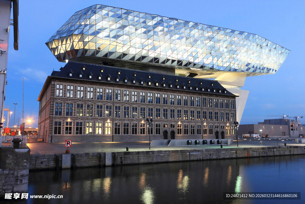 河畔独特建筑夜景