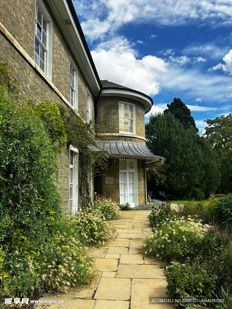 英式庭院中的优雅建筑