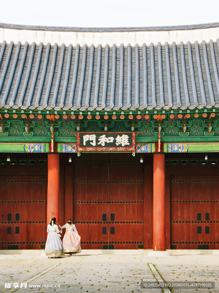 韩国传统建筑前的行人