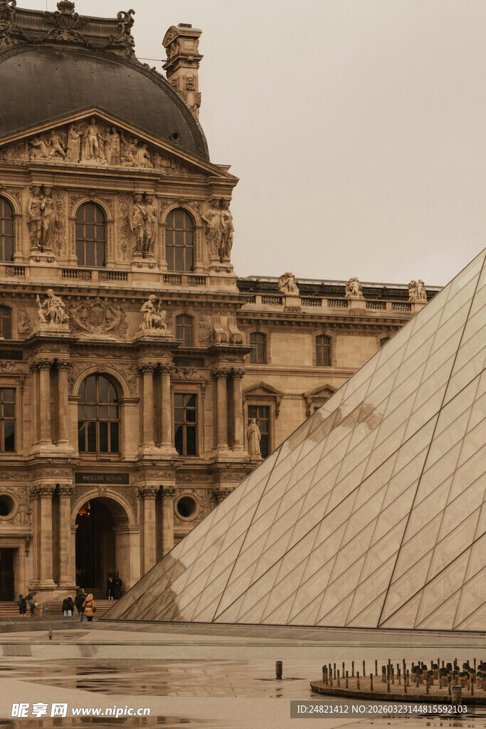 卢浮宫前的玻璃金字塔