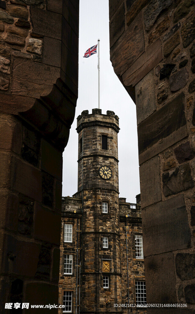 古老钟楼屹立于建筑间