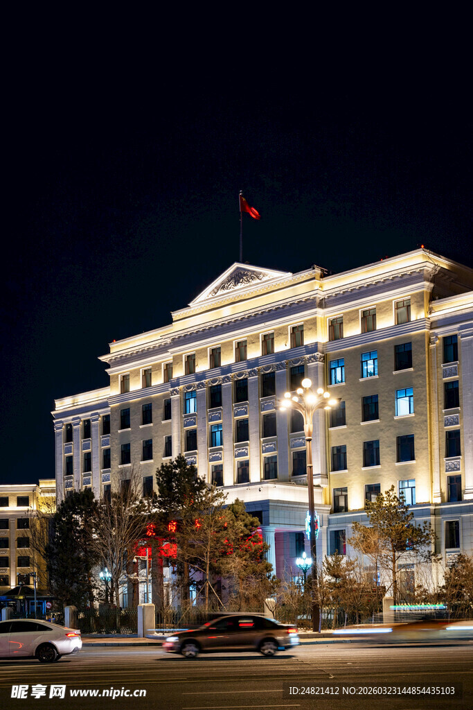 夜晚灯火辉煌的宏伟建筑