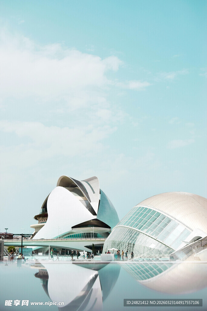 现代独特建筑的美丽倒影